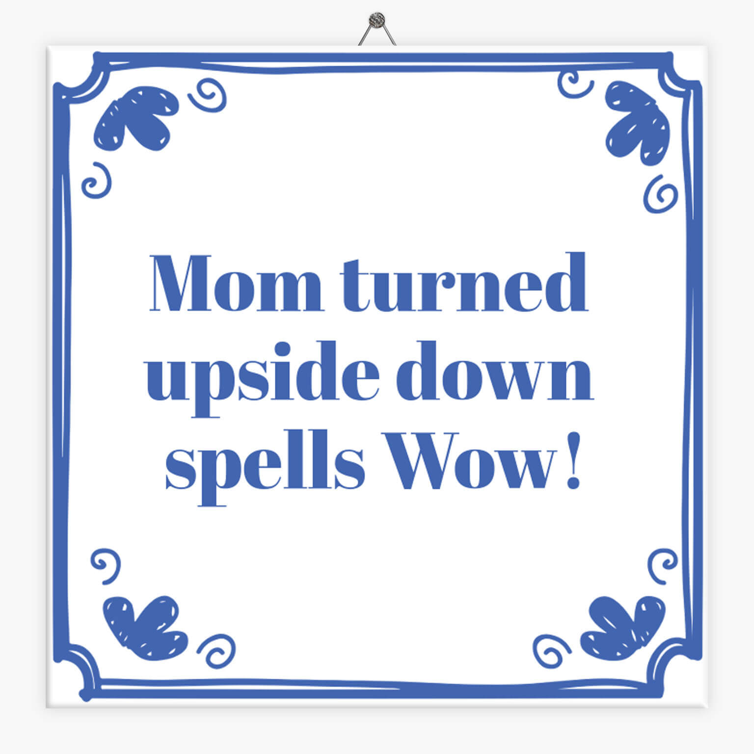 Tegeltje Moederdag: Mom turned upside down spells Wow! + Plakhanger - moederdag cadeautje - moederdag cadeau - moederdag cadeau voor mama